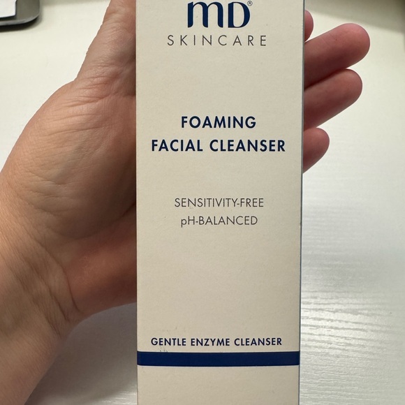 EltaMD Skincare Collection - White and Gray - Picture 9 of 12